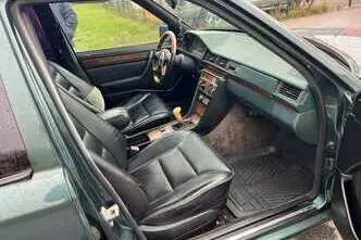 Mercedes-Benz 300, 3.0, 83 kW, дизель, механическая, задний привод