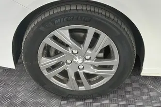 Peugeot 208, 1.2, 74 kW, bensiin, automaat, esivedu