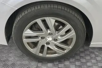 Peugeot 208, 1.2, 74 kW, bensiin, automaat, esivedu