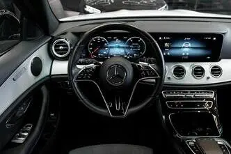 Mercedes-Benz E 300, 2.0, 143 kW, hibrīds, automātiskā, aizmugurējā piedziņa