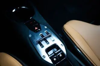 Ferrari 296, 3.0, 488 kW, hübriid, automaat, tagavedu