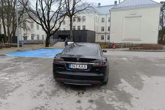Tesla Model S, 158 kW, electric, automatic, four-wheel drive