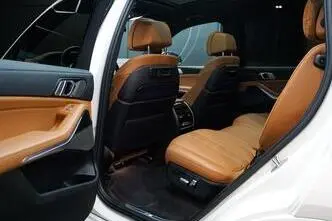 BMW X7, 3.0, 250 kW, hybrid, automatic, four-wheel drive