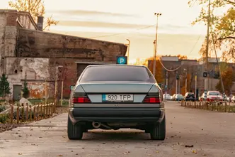 Mercedes-Benz E, 2.3, 97 kW, petrol, manual, rear-wheel drive