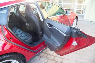 Tesla Model S, 69 kW, electric, rear-wheel drive