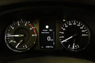 Toyota Hilux, 2.4, 110 kW, dīzelis, manuālā, pilnpiedziņa