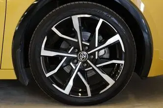 Toyota Prius, 2.0, 111 kW, uzlādējams hibrīds, automātiskā, priekšējā piedziņa