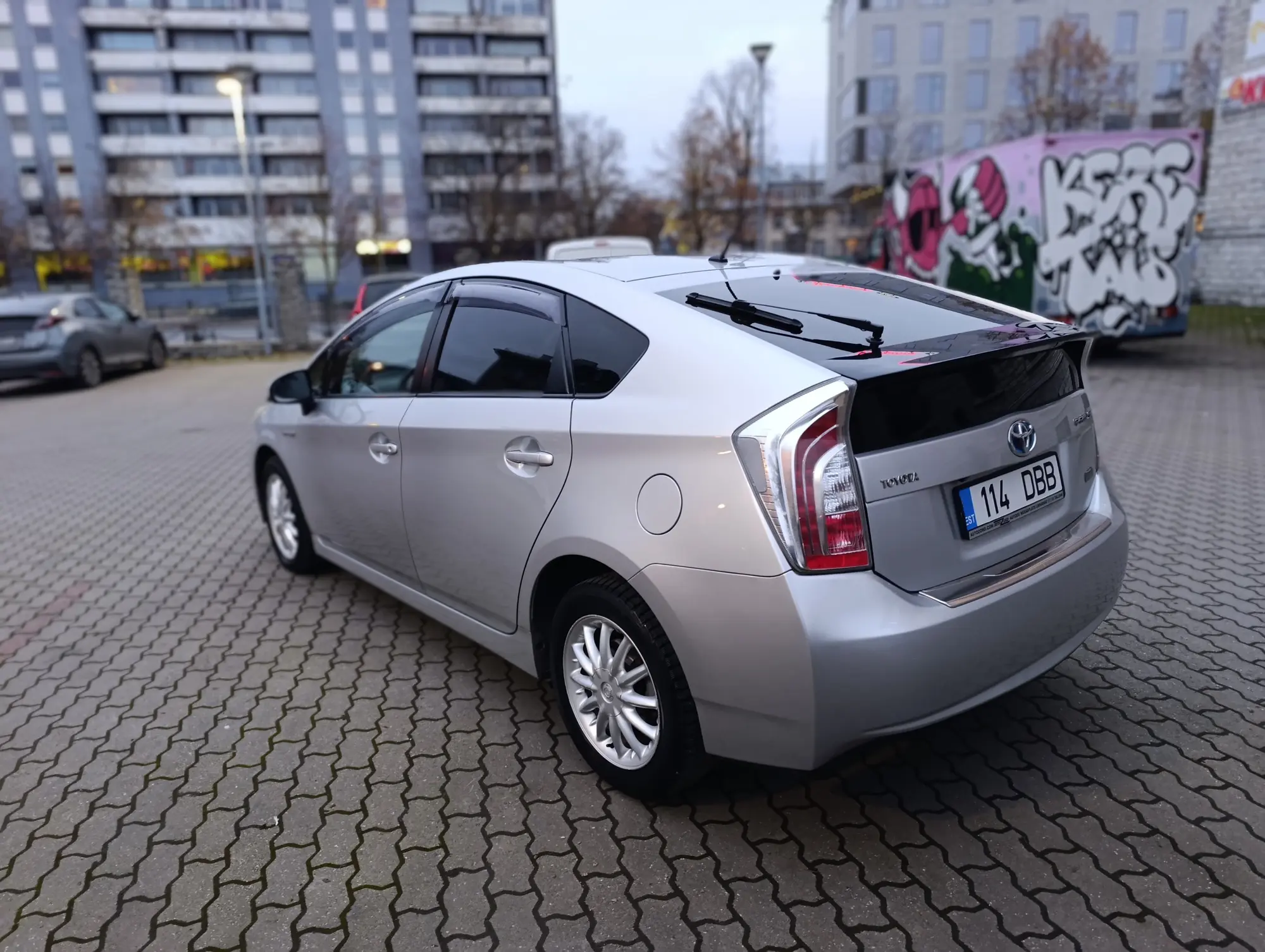 Toyota Prius, 1.8, 73 kW, гибрид, автомат, передний привод