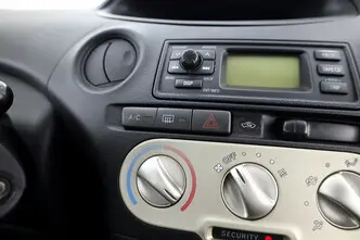 Toyota Yaris, 1.3, 64 kW, бензин, механическая, передний привод