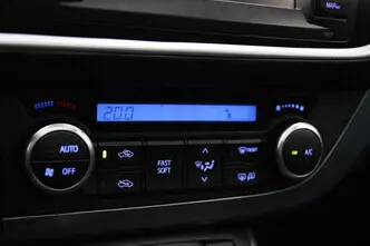 Toyota Auris, 1.8, 73 kW, гибрид, автомат, передний привод