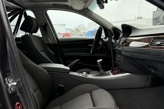 BMW 325, bensiin, manuaal, tagavedu