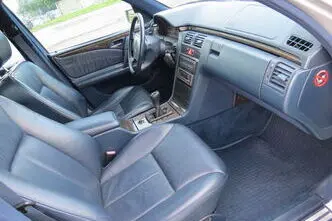 Mercedes-Benz E 200, бензин, механическая, задний привод