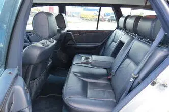 Mercedes-Benz E 200, бензин, механическая, задний привод