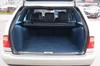 Mercedes-Benz E 200, бензин, механическая, задний привод