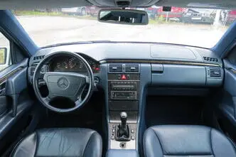 Mercedes-Benz E 200, бензин, механическая, задний привод