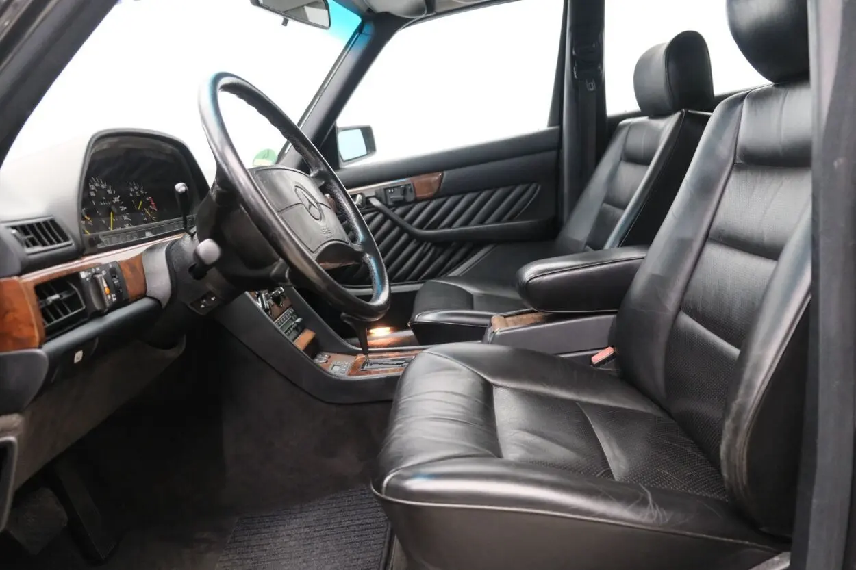 Mercedes-Benz 560, 5.6, 220 kW, бензин, автомат, задний привод
