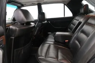 Mercedes-Benz 560, 5.6, 220 kW, бензин, автомат, задний привод