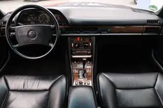Mercedes-Benz 560, 5.6, 220 kW, бензин, автомат, задний привод