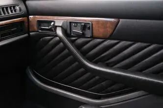 Mercedes-Benz 560, 5.6, 220 kW, бензин, автомат, задний привод