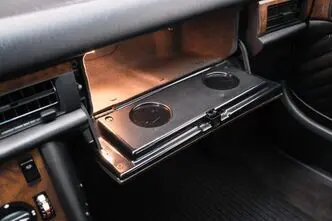 Mercedes-Benz 560, 5.6, 220 kW, бензин, автомат, задний привод