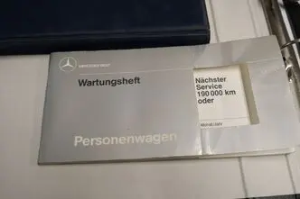 Mercedes-Benz 560, 5.6, 220 kW, бензин, автомат, задний привод