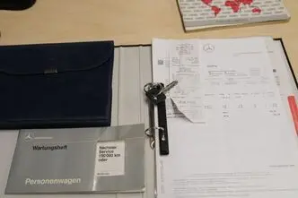 Mercedes-Benz 560, 5.6, 220 kW, бензин, автомат, задний привод