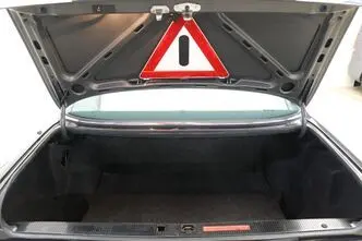 Mercedes-Benz 560, 5.6, 220 kW, бензин, автомат, задний привод