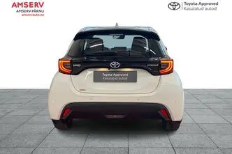 Toyota Yaris, 1.5, 68 kW, гибрид, автомат, передний привод