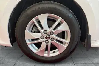 Toyota Yaris, 1.5, 68 kW, гибрид, автомат, передний привод