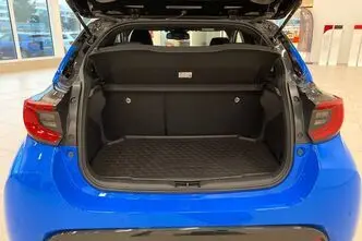 Toyota Yaris, 1.5, 68 kW, гибрид, автомат, передний привод
