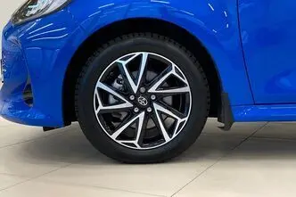 Toyota Yaris, 1.5, 68 kW, гибрид, автомат, передний привод