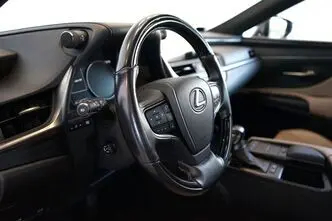 Lexus ES 300, 2.5, 131 kW, hybrid, automatic, front-wheel drive