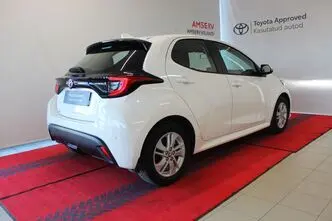Toyota Yaris, 1.5, 68 kW, гибрид, автомат, передний привод