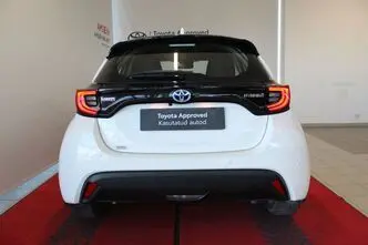 Toyota Yaris, 1.5, 68 kW, гибрид, автомат, передний привод