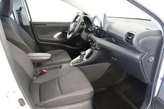 Toyota Yaris, 1.5, 68 kW, гибрид, автомат, передний привод