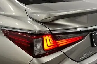 Lexus ES 300, 2.5, 131 kW, гибрид, автомат, передний привод