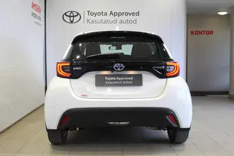 Toyota Yaris, 1.5, 68 kW, гибрид, автомат, передний привод