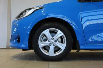 Toyota Yaris, 1.5, 68 kW, гибрид, автомат, передний привод