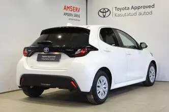 Toyota Yaris, 1.5, 68 kW, гибрид, автомат, передний привод