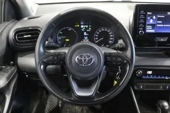 Toyota Yaris, 1.5, 68 kW, гибрид, автомат, передний привод