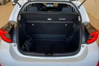Toyota Yaris, 1.5, 68 kW, гибрид, автомат, передний привод
