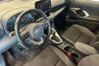 Toyota Yaris, 1.5, 68 kW, гибрид, автомат, передний привод