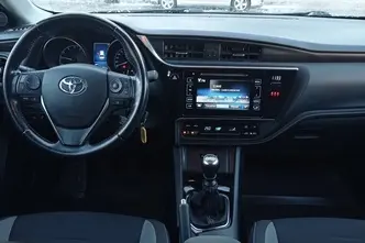Toyota Auris, 97 kW, petrol, manual, front-wheel drive