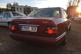 Mercedes-Benz E 200, 2.0, 100 kW, бензин, автомат, задний привод