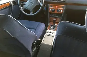 Mercedes-Benz E 200, 2.0, 100 kW, бензин, автомат, задний привод