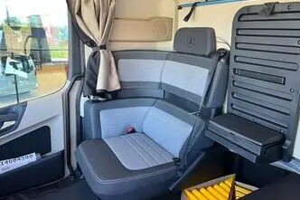 Mercedes-Benz Actros, 12.8, 330 kW, дизель, автомат, задний привод