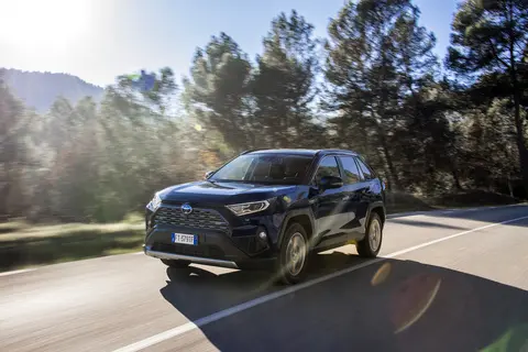 Toyota RAV4, 2.5, 131 kW, гибрид б+э, автомат, передний привод