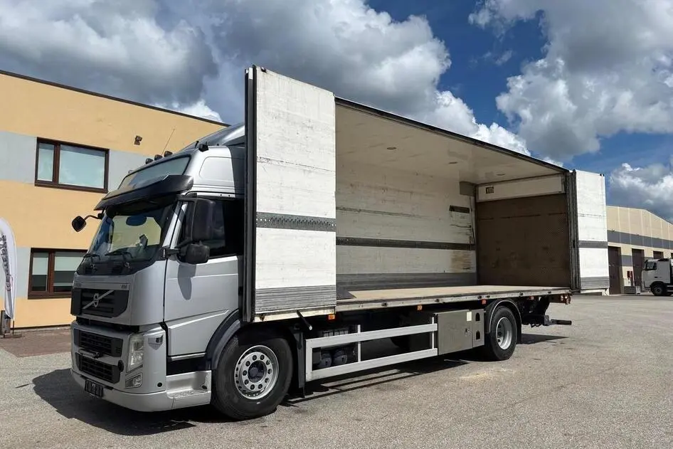 Volvo FM330, 248 kW, diesel, automatic