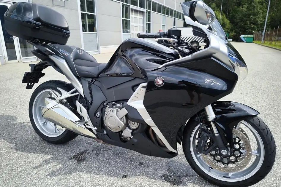 Honda VFR 1200FD, 2011, 1.2, 127 kW, бензин, автомат, задний привод