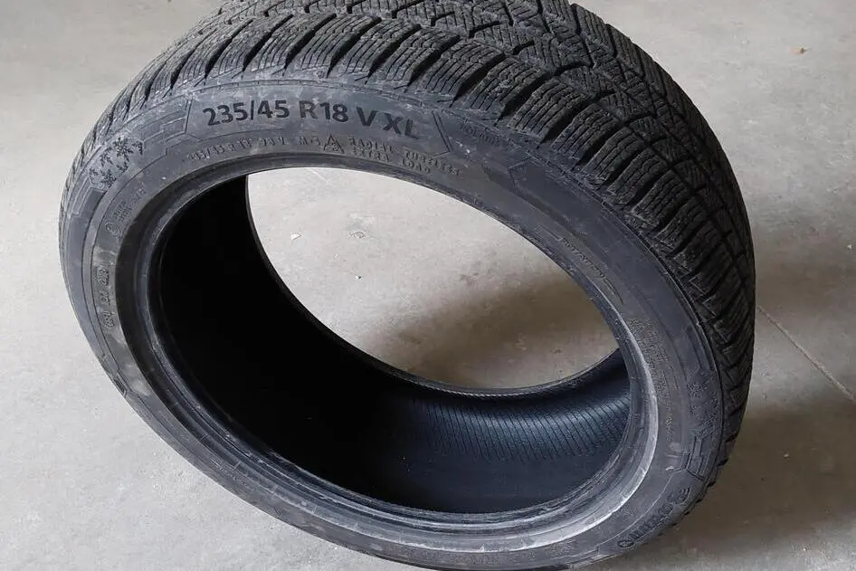 Used studless winter tire 235/45R18 Polaris V x L